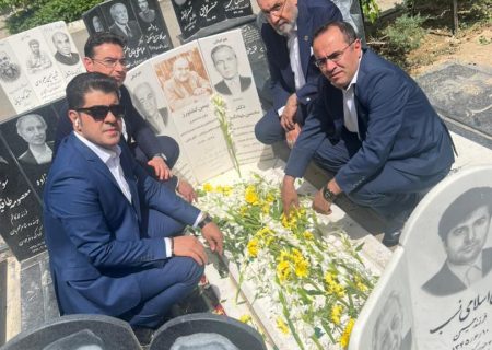 ادای احترام هیات رئیسه و بازرس اتحادیه سراسری کانون‌های وکلای دادگستری به استاد بهمن کشاورز