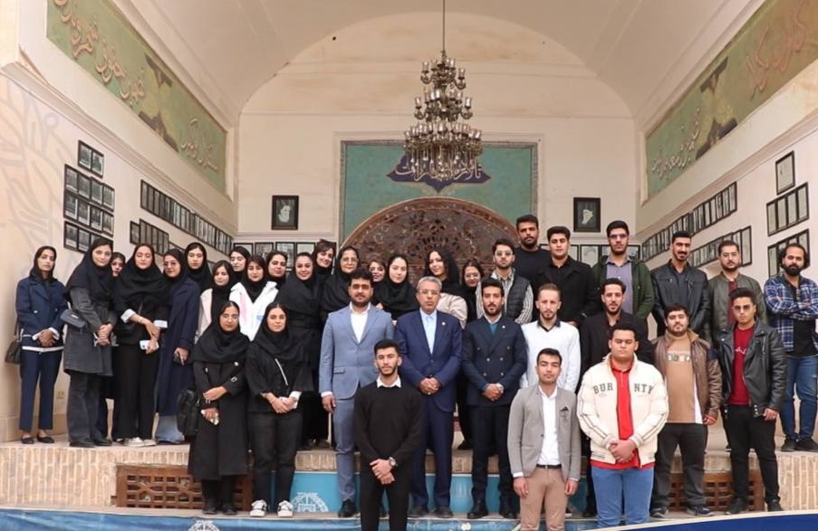 برگزاری نشست هماندیشی «آینده شغلی رشته حقوق» با حضور دانشجویان دانشگاه آزاد یزد در محل کانون وکلای استان