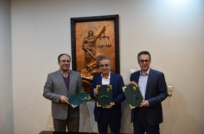تفاهم‌نامه همکاری سه‌جانبه میان کانون وکلای مرکز، دانشگاه کانون و دانشگاه آزاد اسلامی واحد امارات