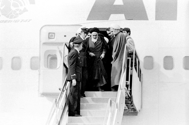 فرا رسیدن ۱۲ بهمن، سالروز ورود امام خمینی (ره) و آغاز دهه فجر گرامی باد