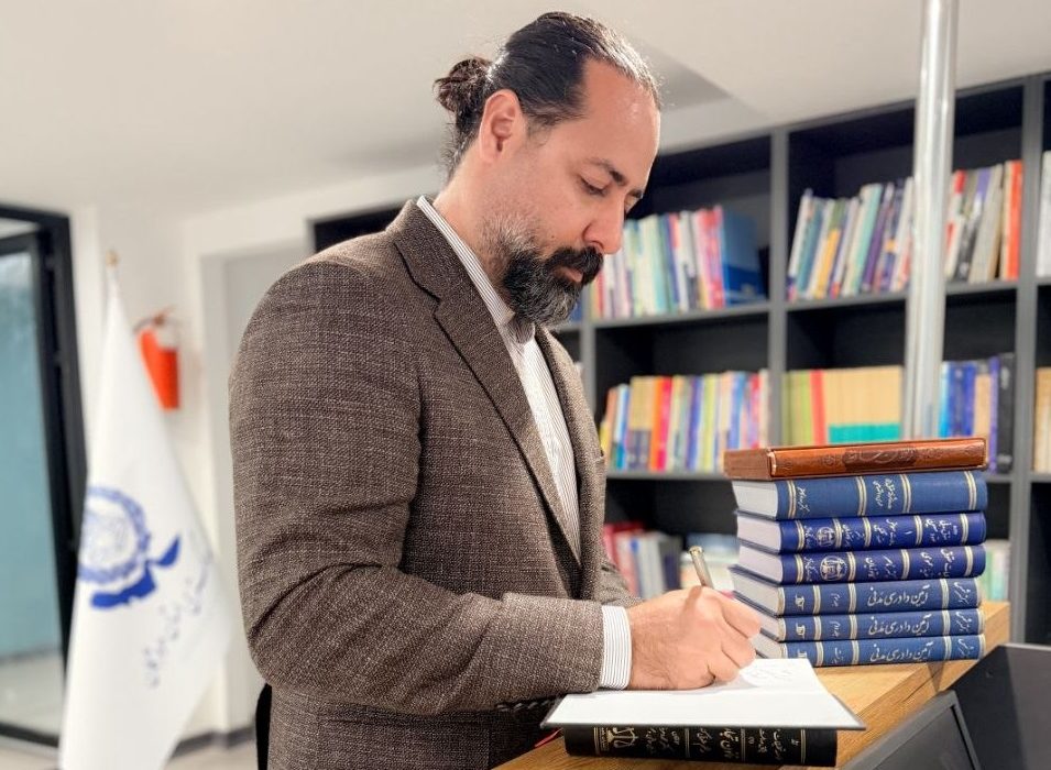دعوت از کاندیداهای انتخابات هیأت مدیره کانون وکلای هرمزگان جهت اهدای کتاب به کتابخانه کانون