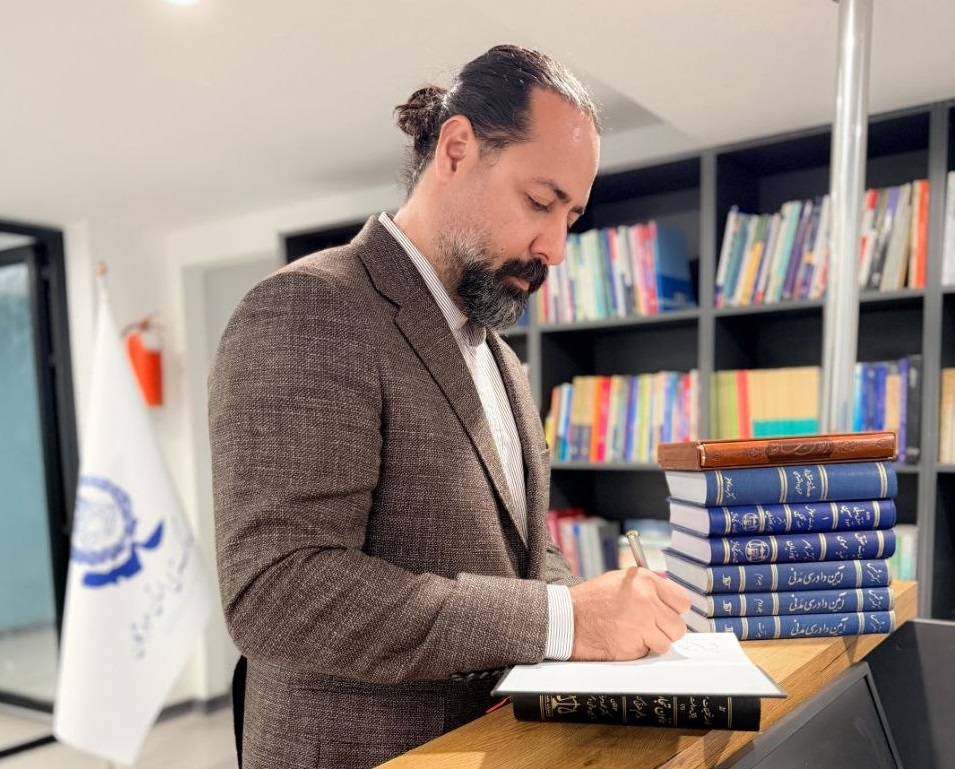 دعوت از کاندیداهای انتخابات هیأت مدیره کانون وکلای هرمزگان جهت اهدای کتاب به کتابخانه کانون - اسکودا | اسکودا