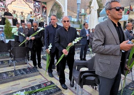 آیین معنوی تجدید میثاق با آرمان‌های شهدا با حضور اعضای هیأت مدیره کانون وکلای کرمان در گلزار شهدای کرمان برگزار شد