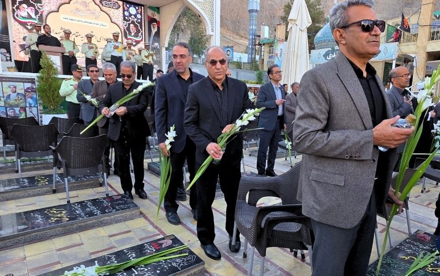 آیین معنوی تجدید میثاق با آرمانهای شهدا با حضور اعضای هیأت مدیره کانون وکلای کرمان در گلزار شهدای کرمان برگزار شد